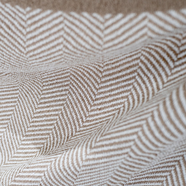 Narzuta / koc - Dzianina Jodełka Kamień Fabric Close-up Image